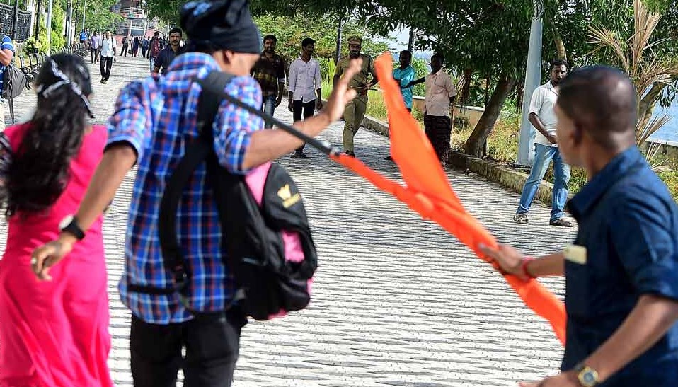 মোরাল পুলিশিং এর নামে জবরদস্তি ইসলামসম্মত নয়